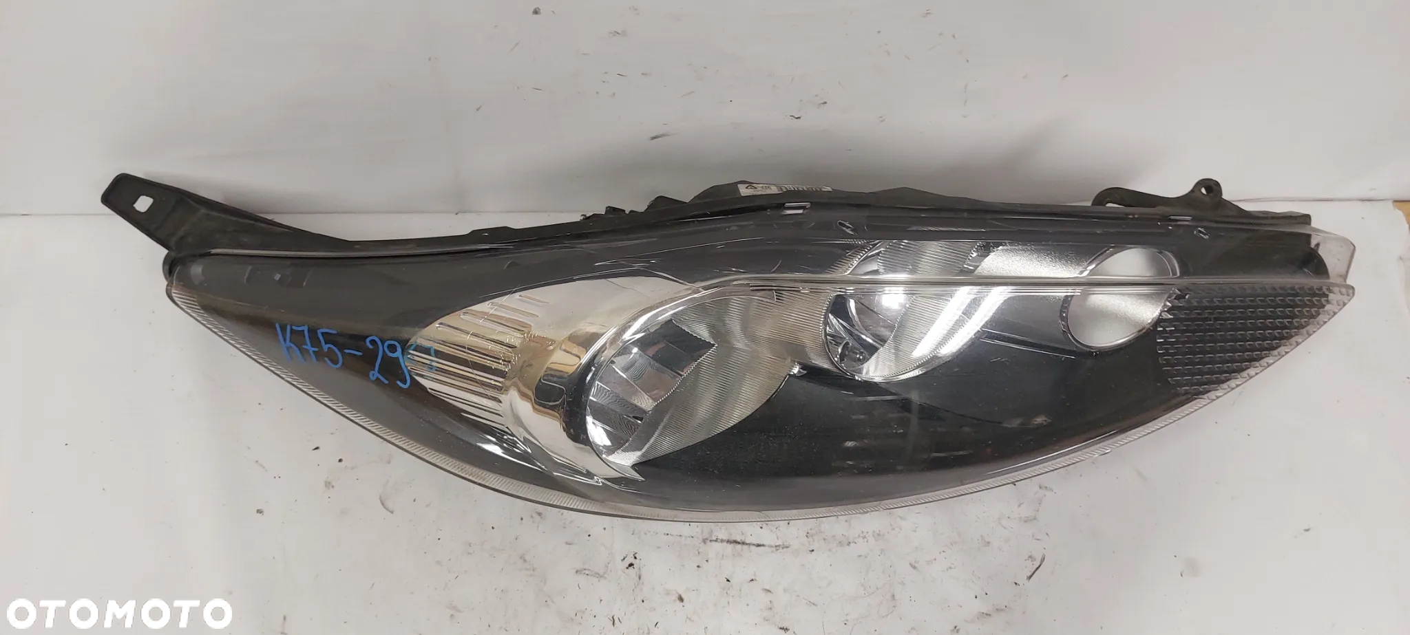 .  LAMPA PRZOD PRZEDNIA PRAWA FORD FIESTA MK7 - 2