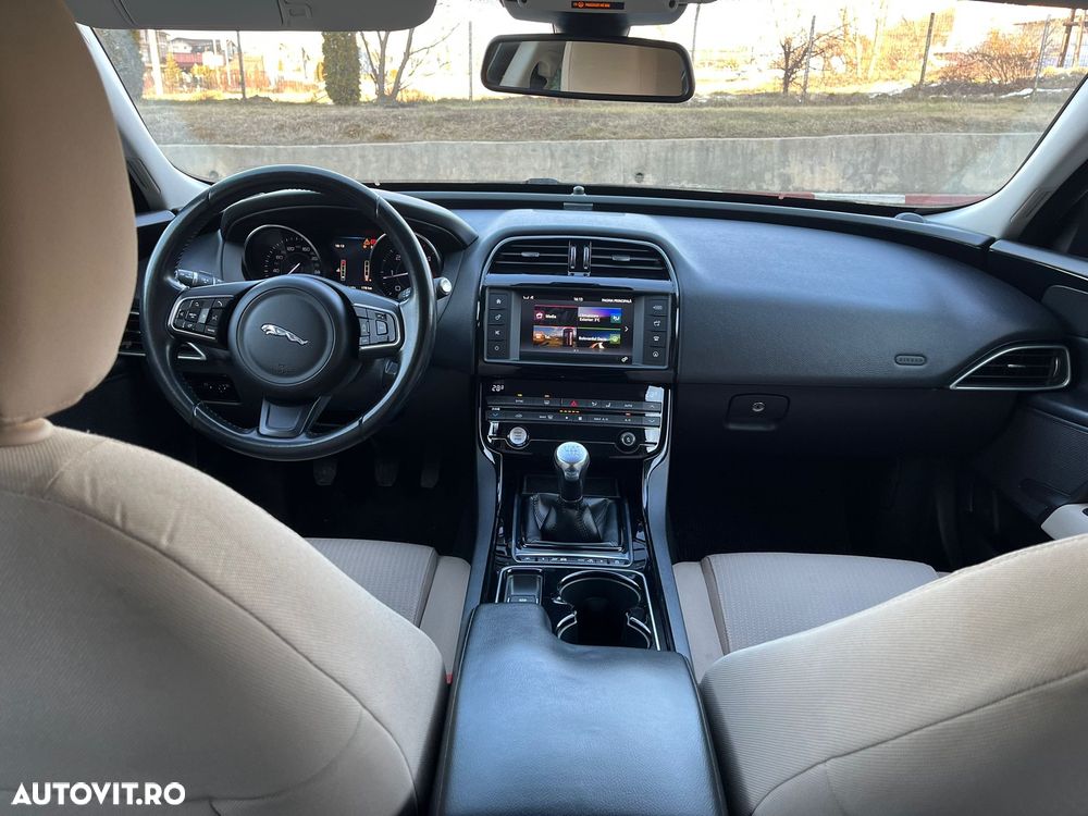 Jaguar XE - 3