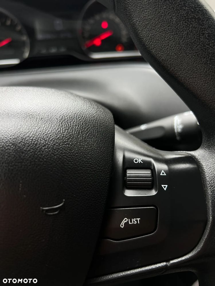 Peugeot 208 - 25