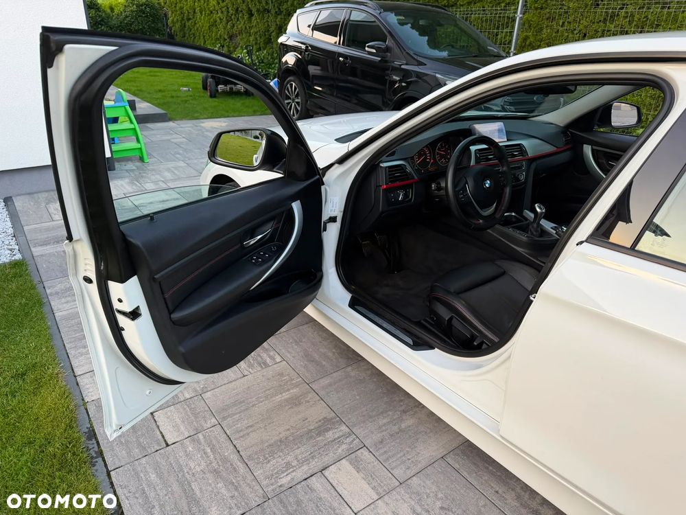 BMW Seria 3 320d DPF Edition Sport - 11