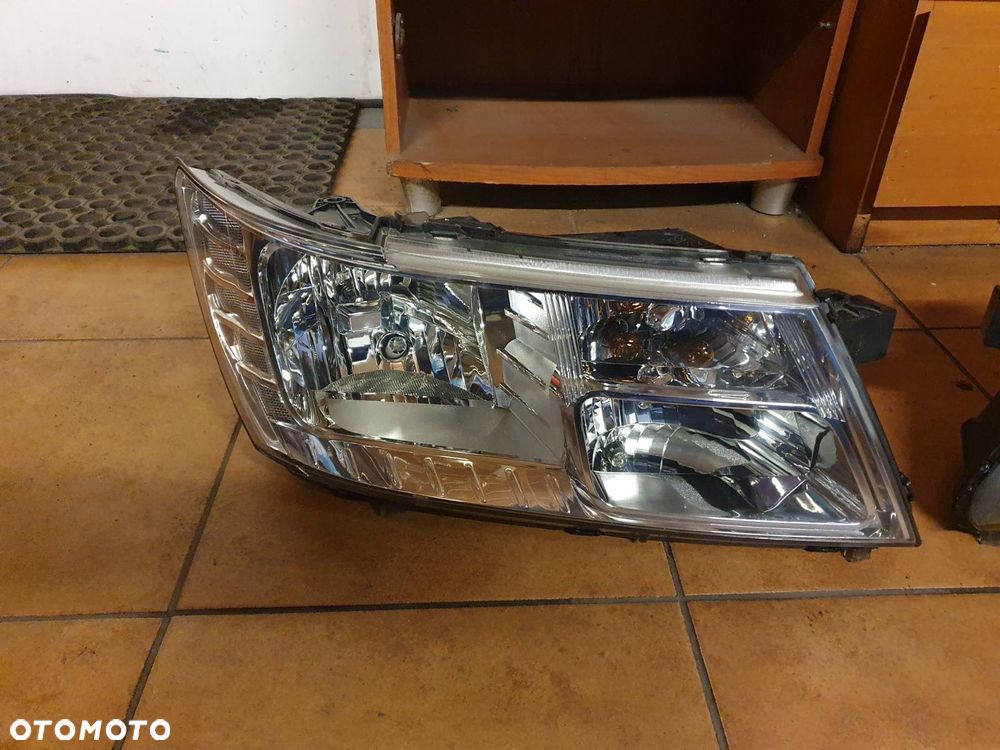 REFLEKTOR PRAWY FIAT FREEMONT - 1