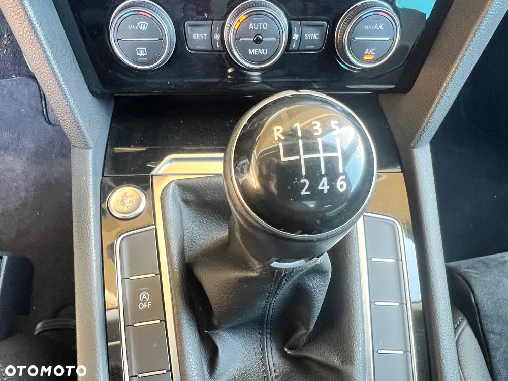 Volkswagen Passat 2.0 TDI (BlueMotion Technology) Highline - 32