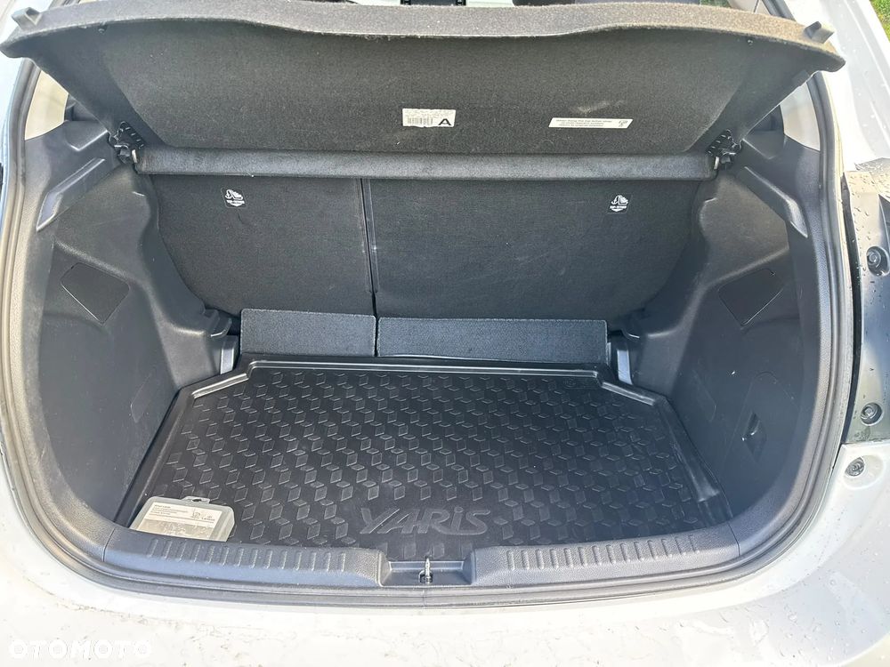 Toyota Yaris Hybrid 100 Selection - 12