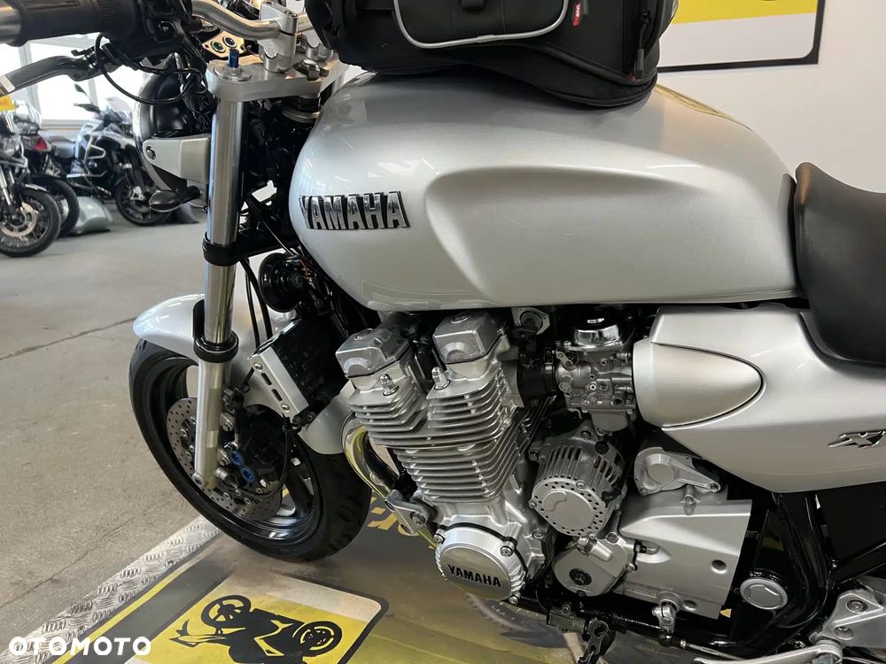 Yamaha XJR - 24