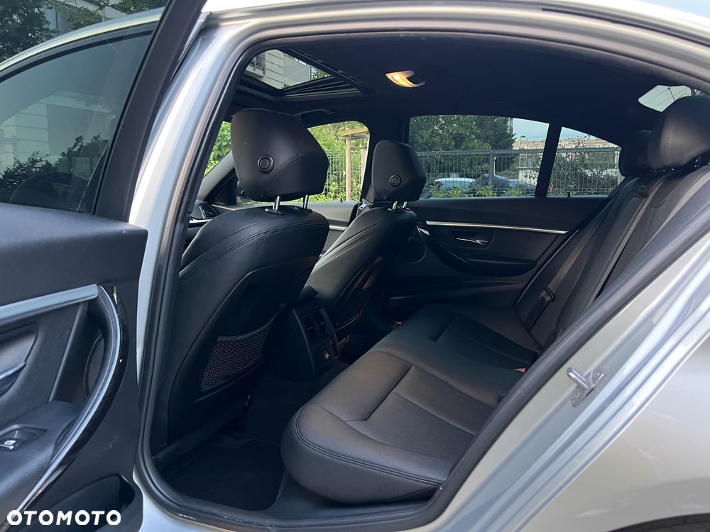 BMW Seria 3 330i - 15