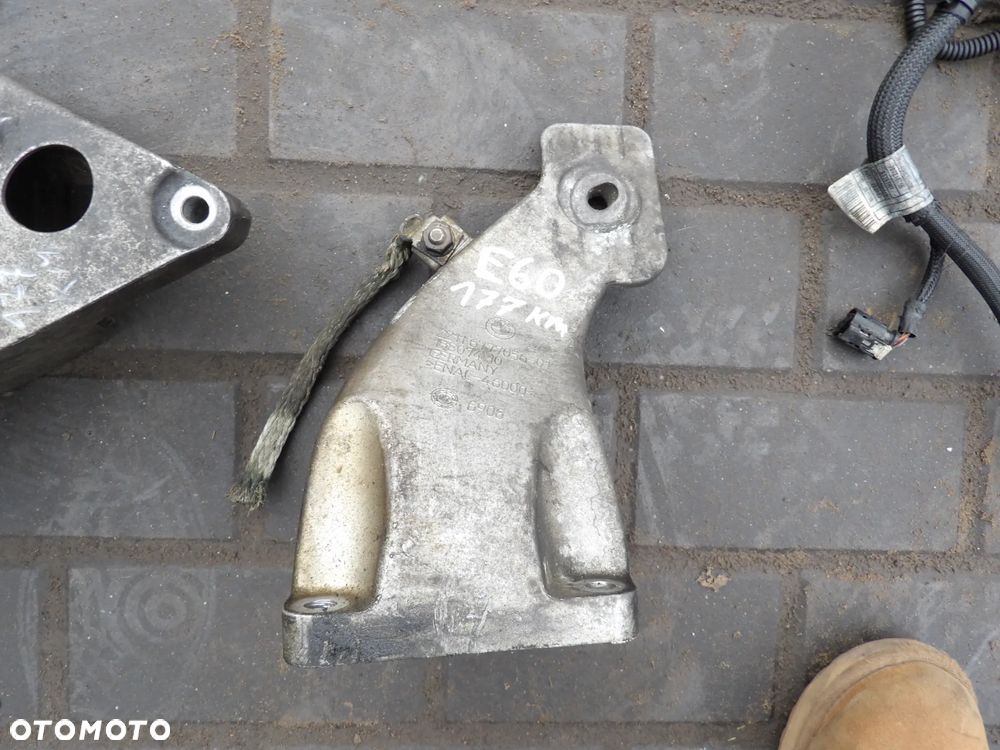 BMW - E60,E61 - WSPORNIK , ŁAPA SILNIKA - PRAWA - 6777056 - 1