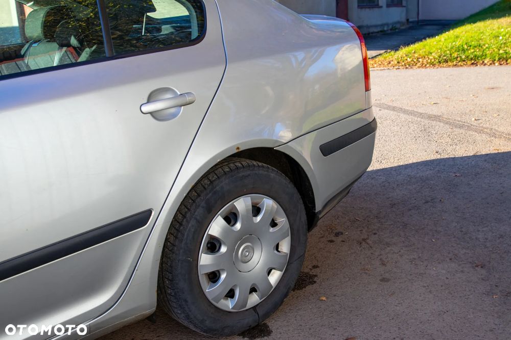 Skoda Octavia 1.6 Ambiente - 10