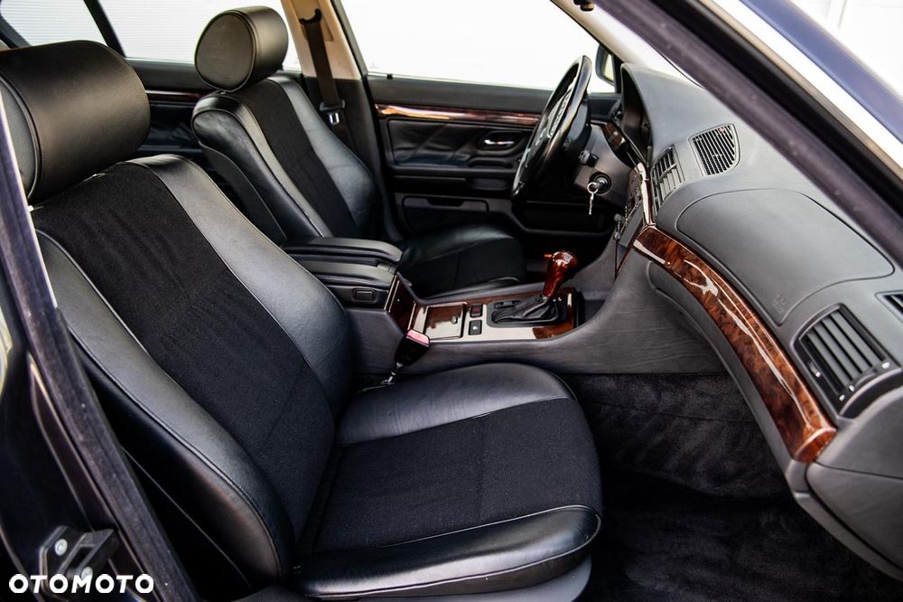BMW Seria 7 740i V8 - 12