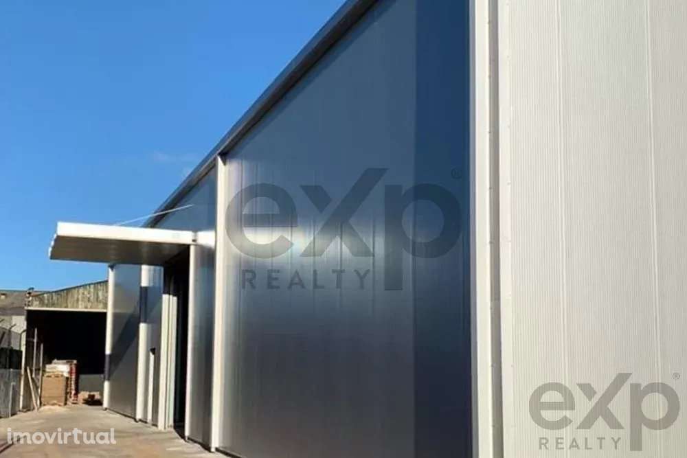 Pavilhão Industrial com Furo a 200mts ideal para a sua próxima Fábrica - Grande imagem: 2/26