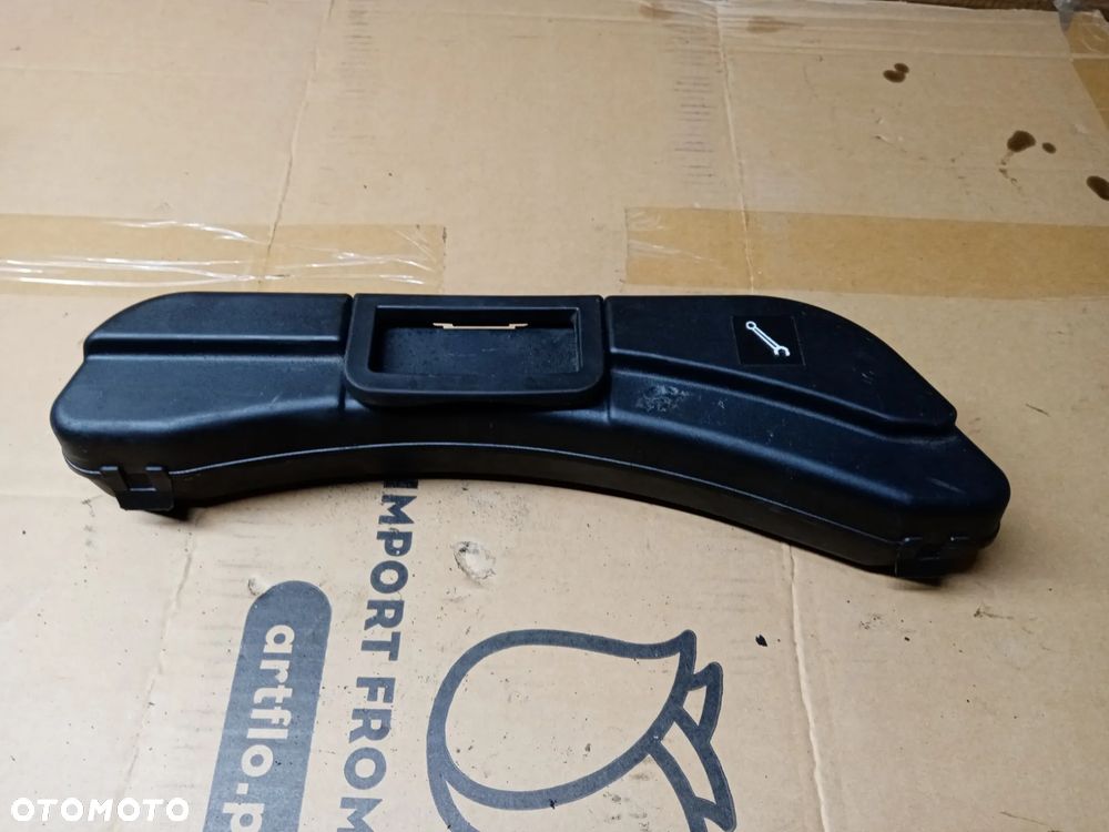 Hak holowniczy ucho schowek Audi A4 B6 8E0805616 8E0012111 - 1