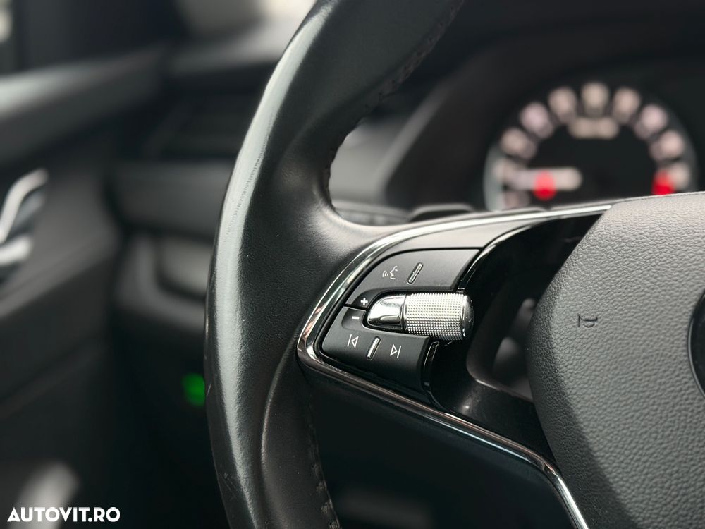 Skoda Octavia Combi 2.0 TDI DSG Premium Edition - 19