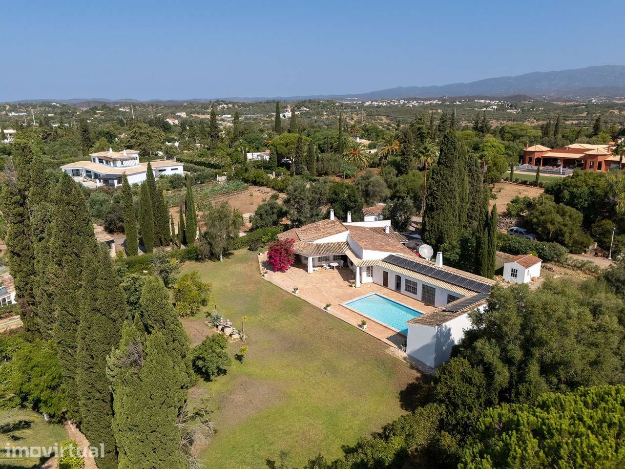 MORADIA DE FAMÍLIA COM 3 QUARTOS, 1 ESTÚDIO E PISCINA PARA VENDA - Grande imagem: 5/43