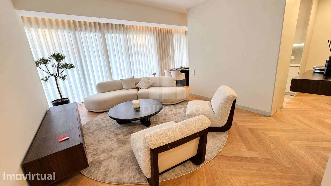 APARTAMENTO COM 3 SUITES E VARANDA PRONTO A HABITAR CENTRO DO PORTO