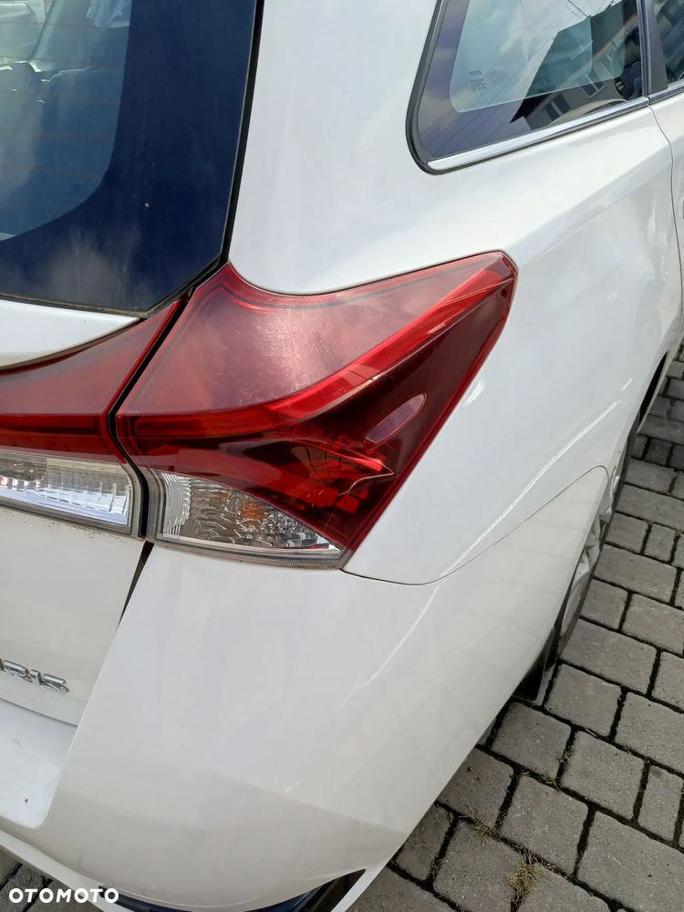 TOYOTA AURIS II KOMBI LAMPA PRAWA TYŁ TYLNA W BŁOTNIK EU - 1