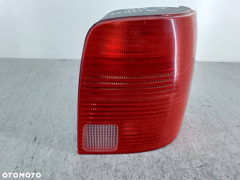 LAMPA TYLNA PRAWA VW PASSAT B5 3B9945112F KOMBI - 1