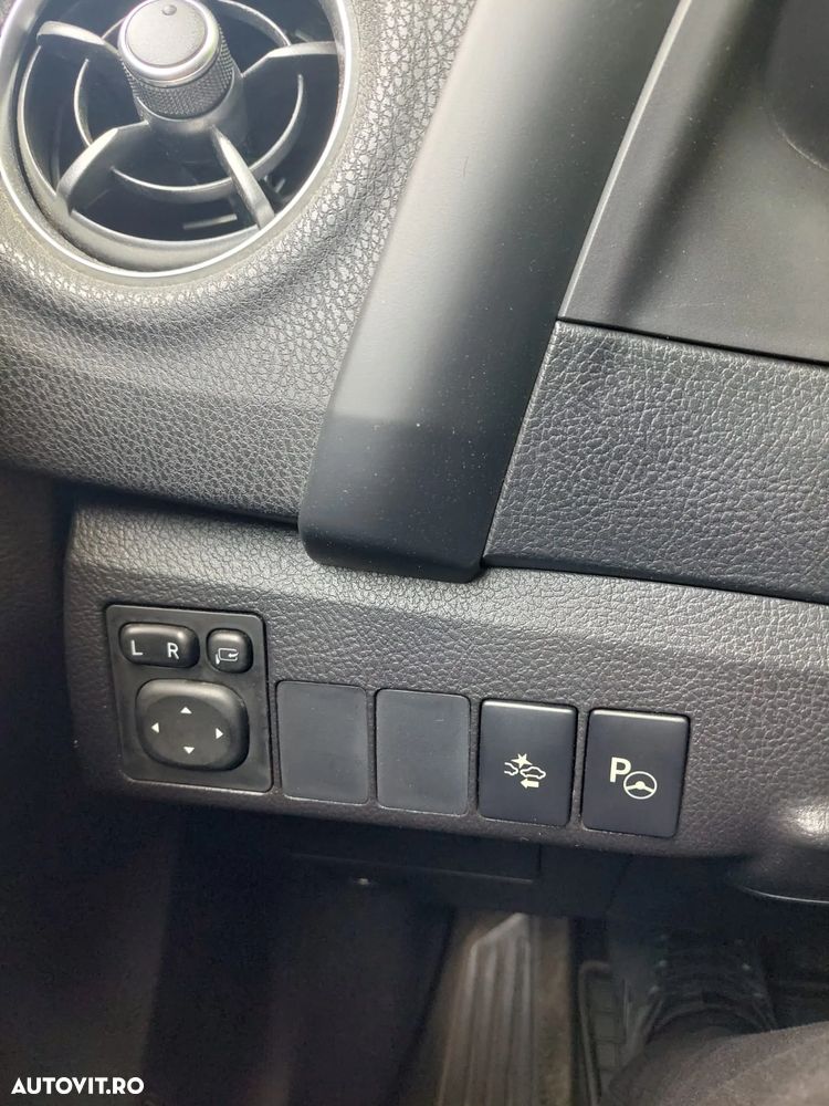Toyota Auris 1.8 L VVT-i HSD Sol + - 14