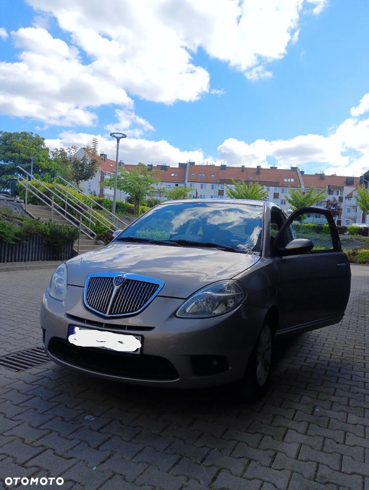 Lancia Ypsilon 1.4 8V Moda Milano (4 os.) - 2