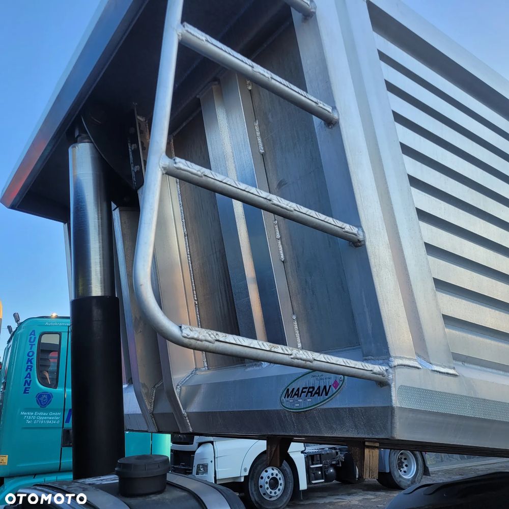 Mercedes-Benz SCANIA ,MAN - 17
