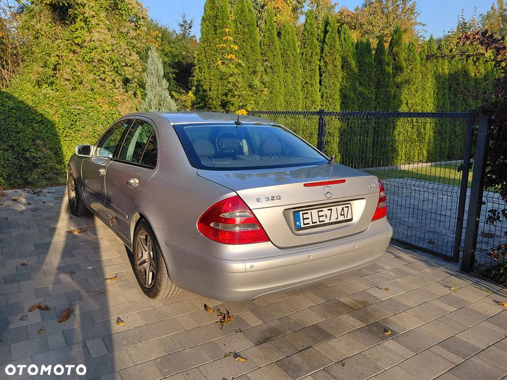 Mercedes-Benz E-Class 2004 photo 3