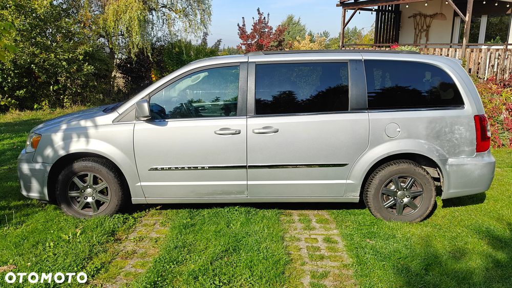 Chrysler Town & Country - 7
