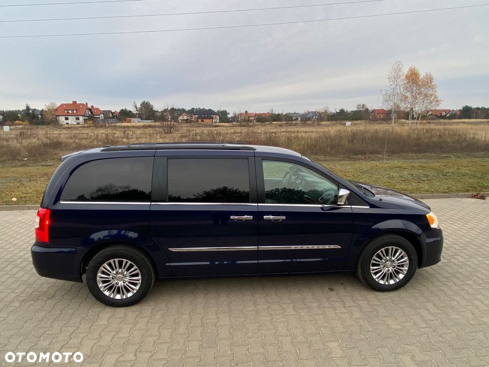 Chrysler Town & Country - 3