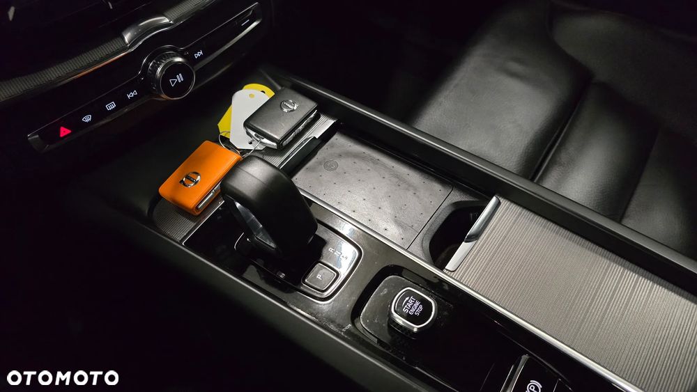 Volvo XC 60 B4 D Plus Dark - 20