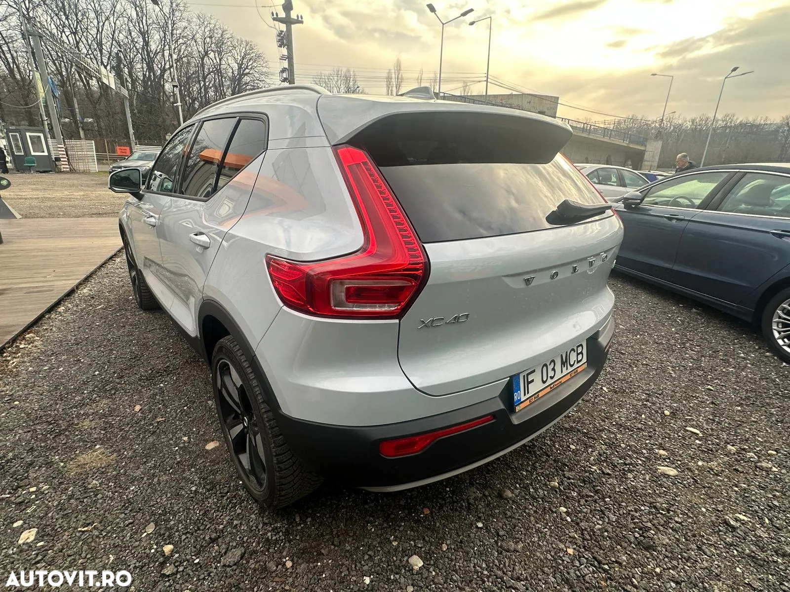 Volvo XC 40 B4 AT8 Mild Hybrid Momentum Pro - 4