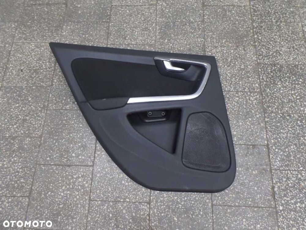 VOLVO S60 II 10-17 TAPICERKA BOCZEK DRZWI LEWY TYL - 1