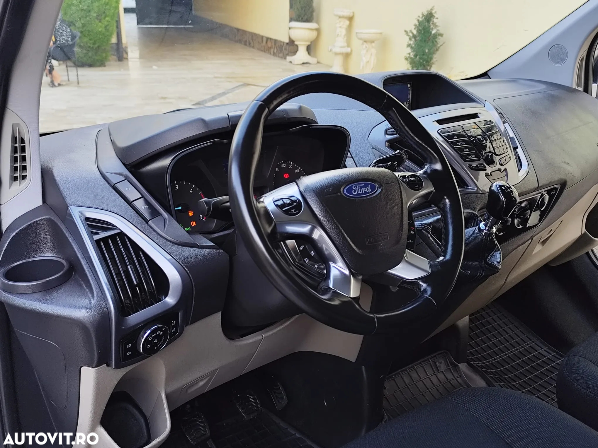 Ford Tourneo Custom - 12