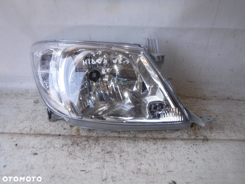 toyota hilux 05r- lampa przód prawa przednia nowa z uszkodz - 1