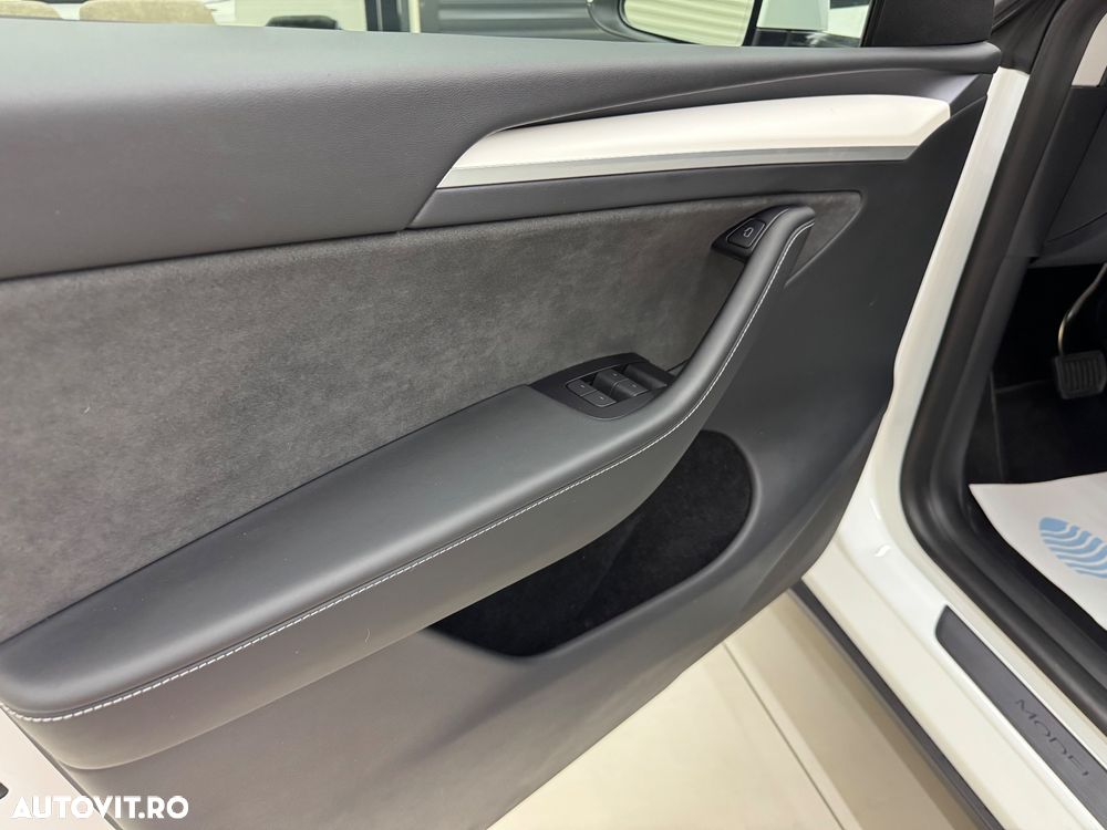 Tesla Model Y Long Range Dual Motor AWD - 18