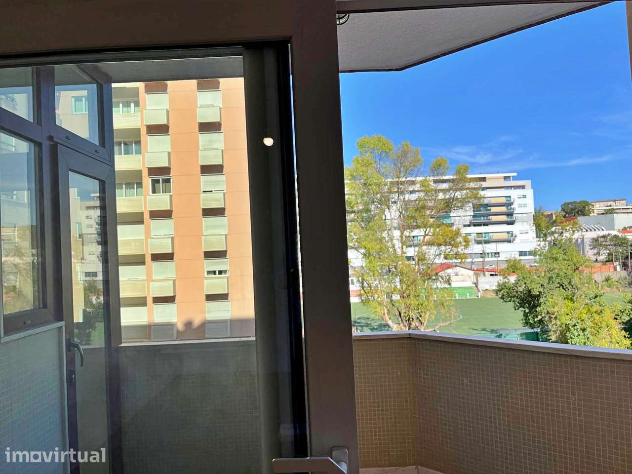 Apartamento T3 Remodelado com Parqueamento em Prédio Bem Localizado - Grande imagem: 4/39