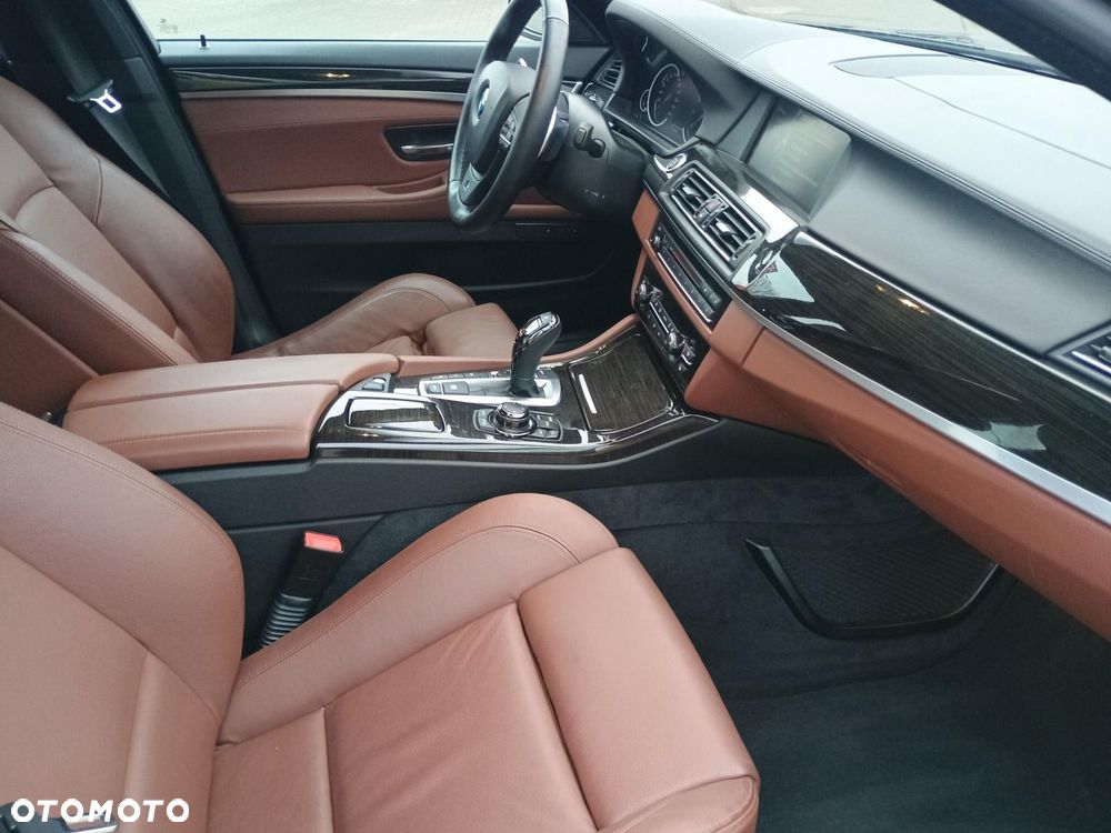 BMW Seria 5 550i xDrive - 11