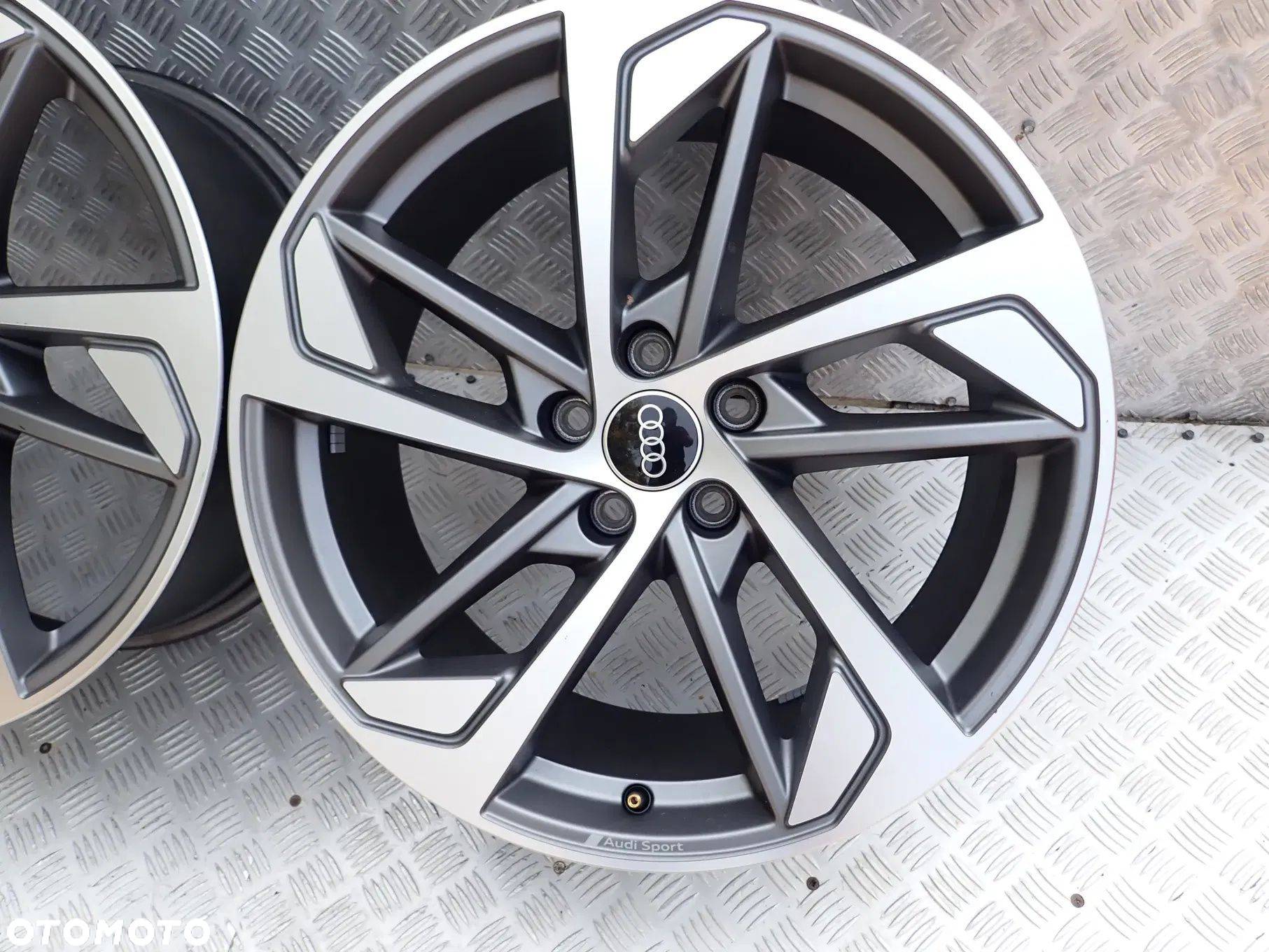 FELGI ALUMINIOWE AUDI Q3 SQ3 8,5X19 5X112 ET 38 83A601025 - 8