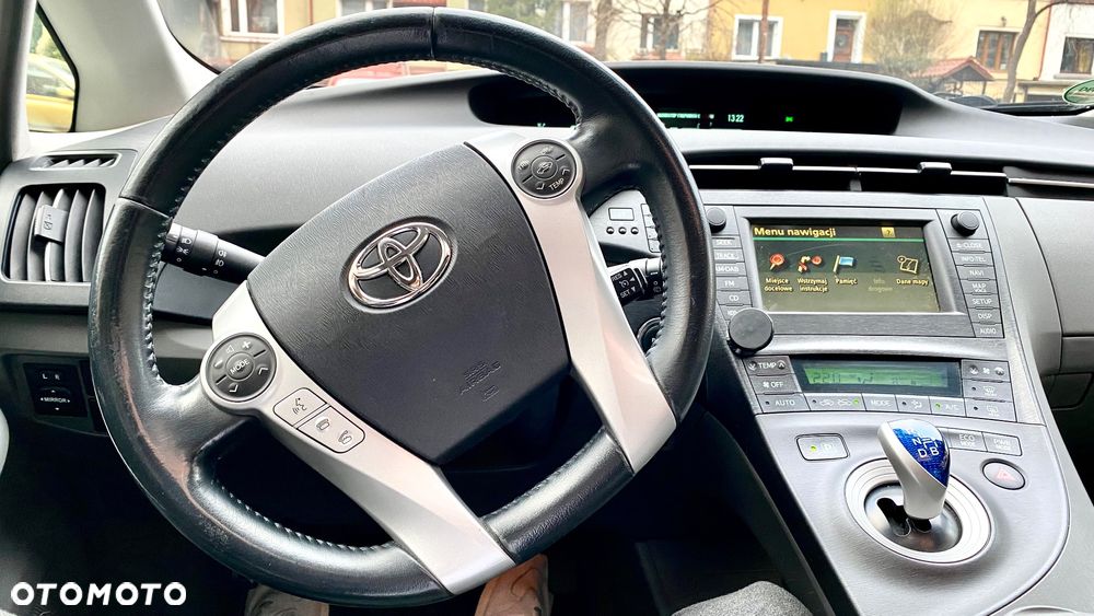 Toyota Prius (Hybrid) Life - 11