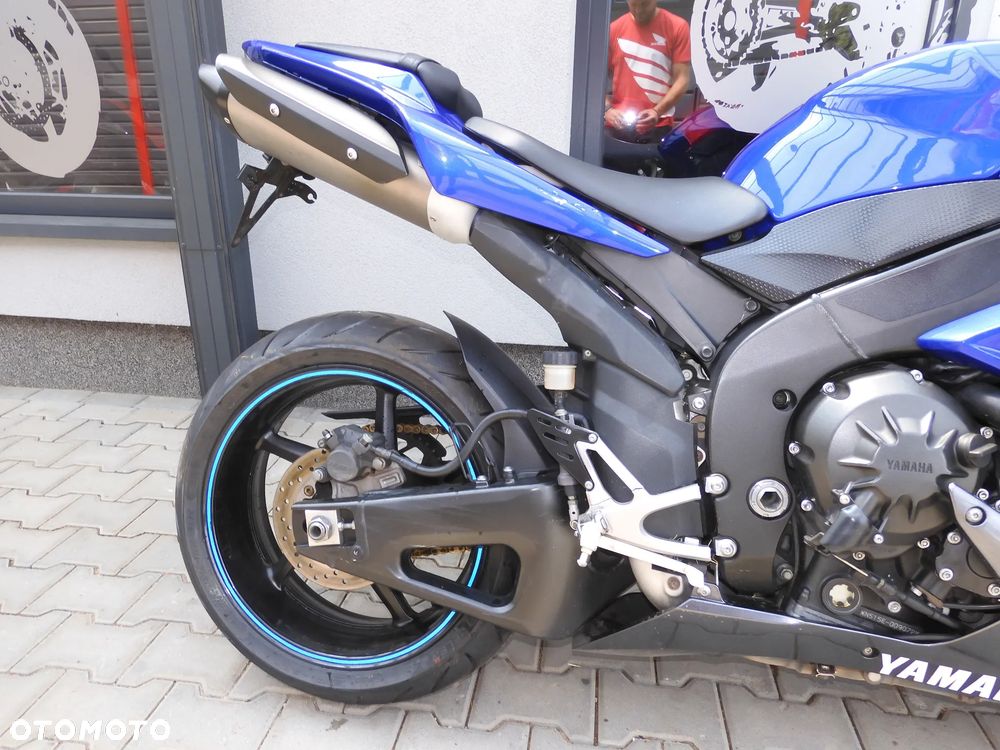 Yamaha R1 - 10
