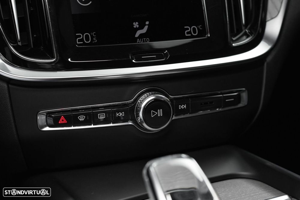 Volvo V60 2.0 B4 Momentum Geartronic - 24