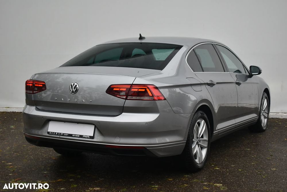Volkswagen Passat 2.0 TDI DSG Comfortline - 23