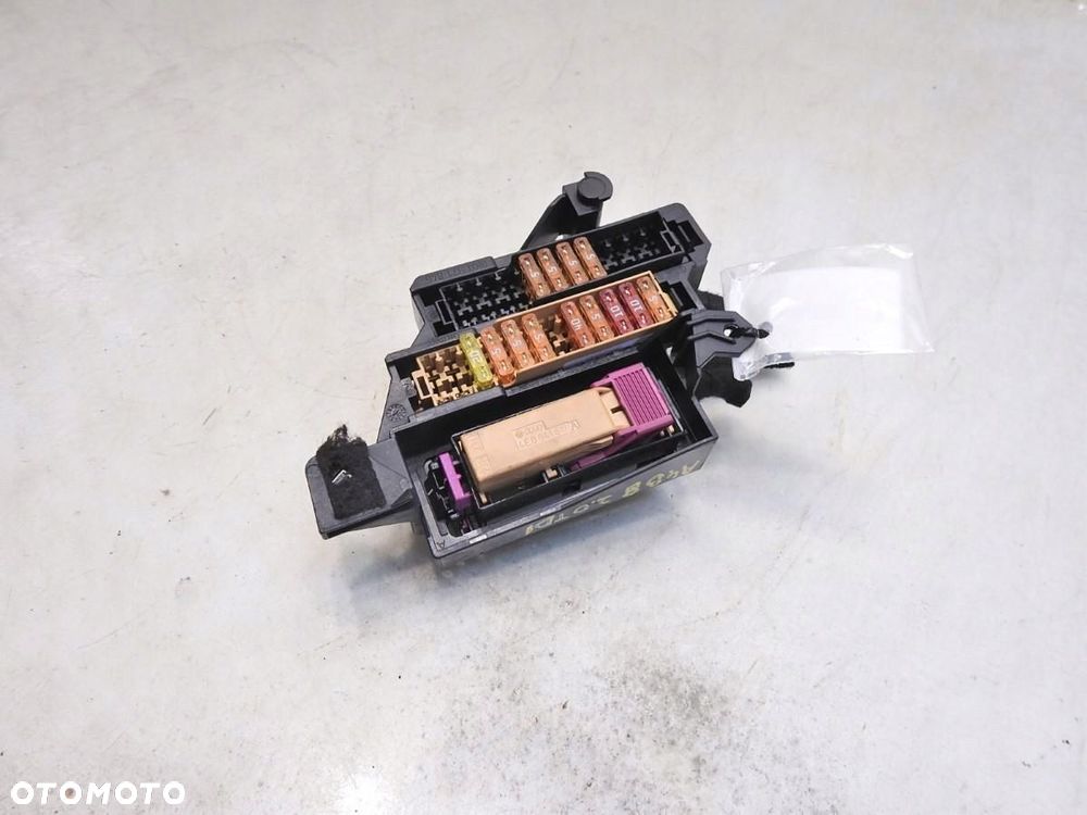 SKRZYNKA BEZPIECZNIKÓW AUDI A4 B8 2.0 TDI - 5