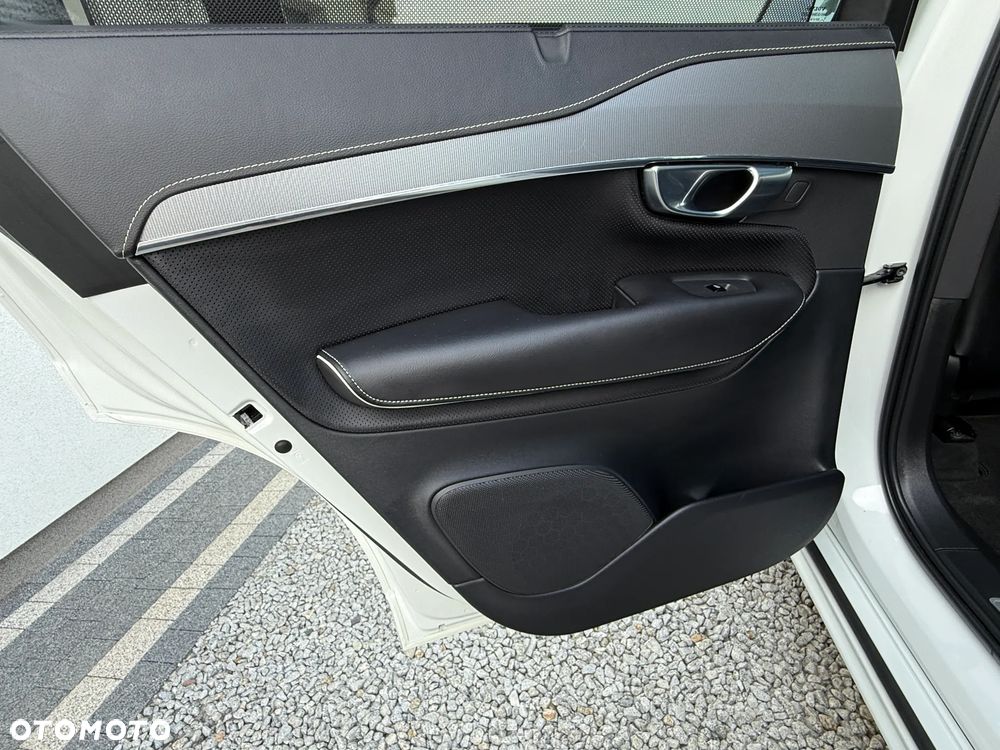 Volvo XC 90 T8 AWD Plug-In Hybrid R-Design 7os - 32