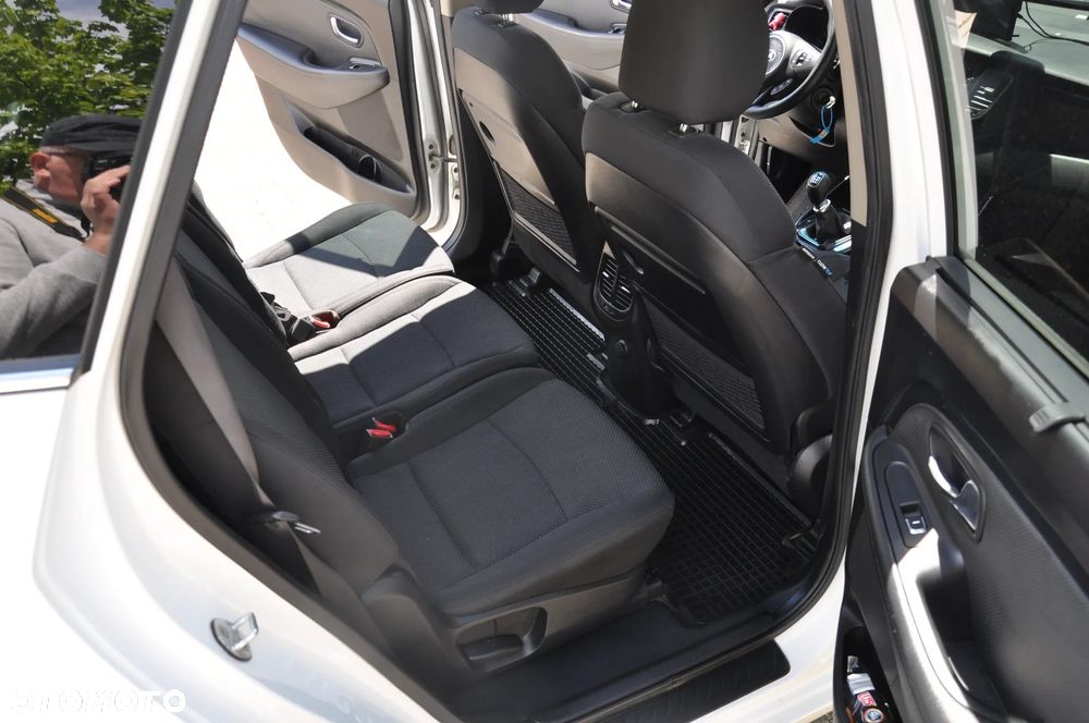 Kia Carens 1.6 GDI L - 16