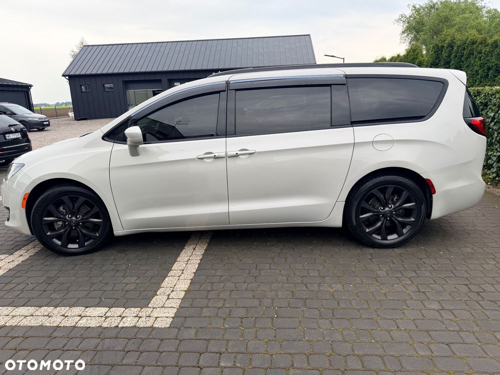 Chrysler Pacifica - 4