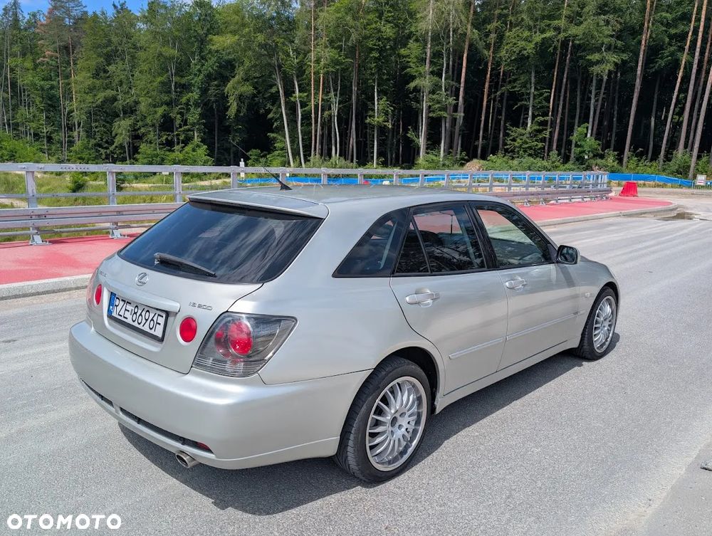 Lexus IS 200 SportCross - 3
