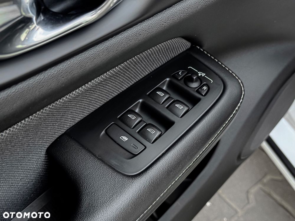 Volvo V60 T8 AWD Recharge Geartronic RDesign - 24