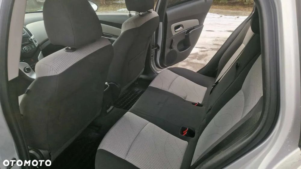 Chevrolet Cruze Station Wagon 1.6 LS - 23