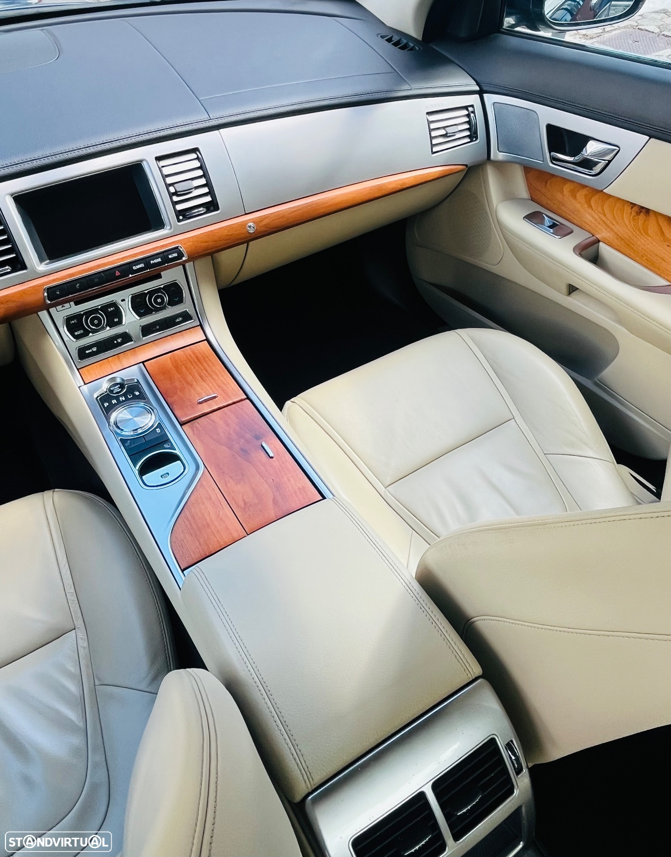 Jaguar XF 2.2 D Luxury - 27