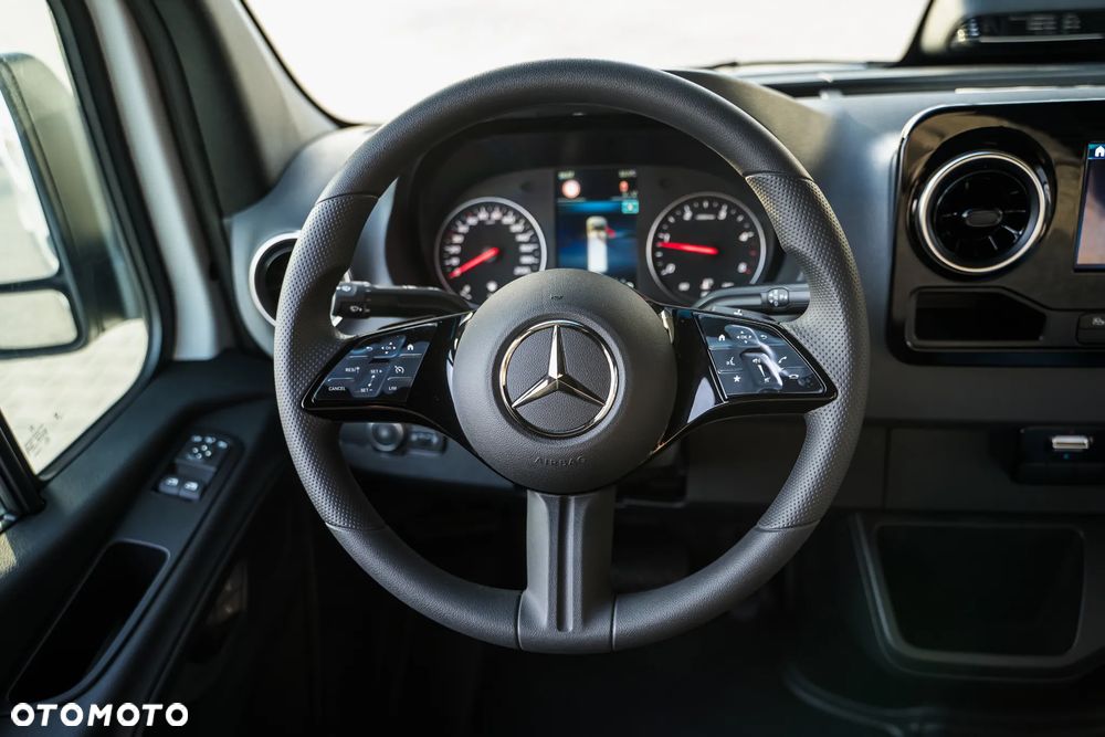 Mercedes-Benz Sprinter - 12
