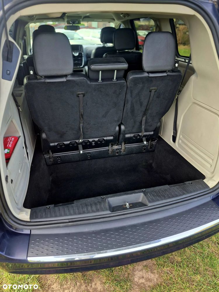 Chrysler Town & Country - 13