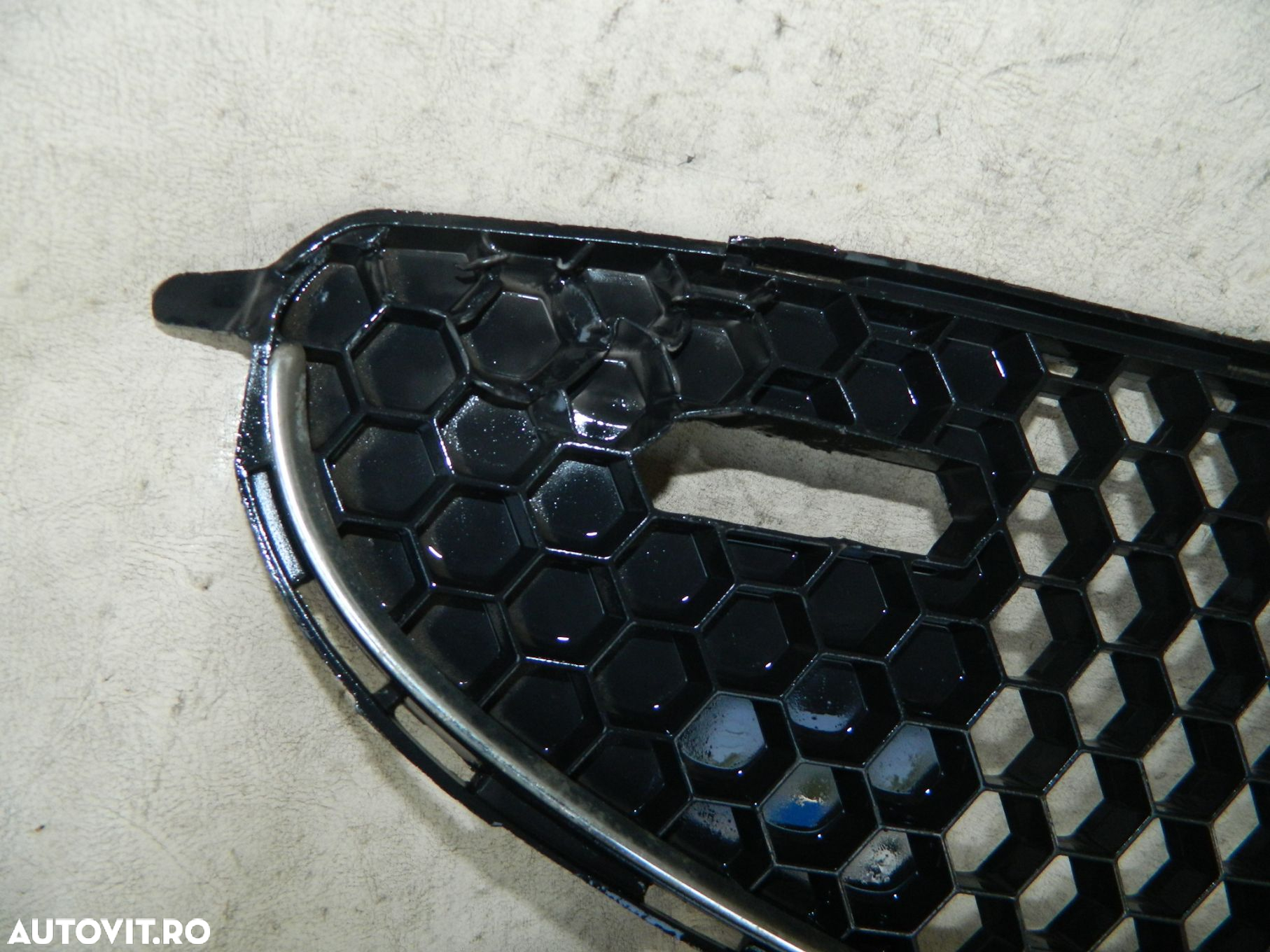 Grila intre proiectoare Peugeot 206, 2002, 2003, 2004, 2005, 2006, ,  cod origine OE 9648292477 - 6
