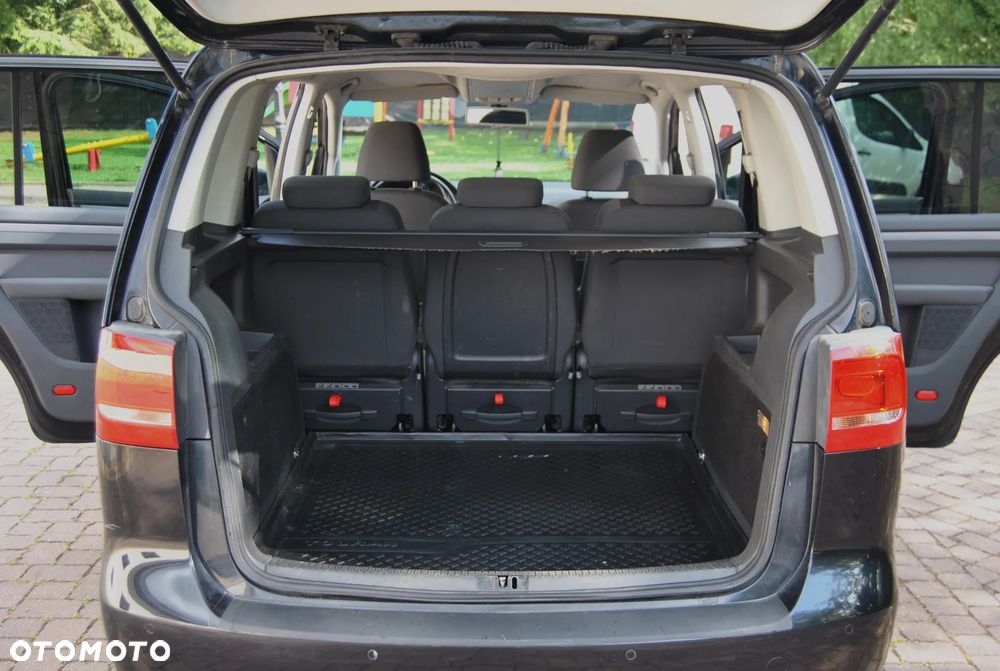 Volkswagen Touran - 12
